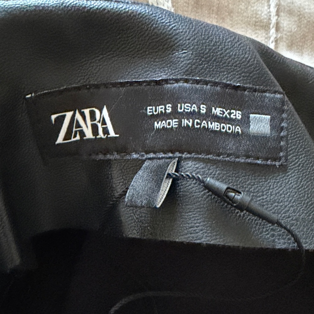 Zara Black High-Waisted Faux Leather Pants - Picture 2 of 5